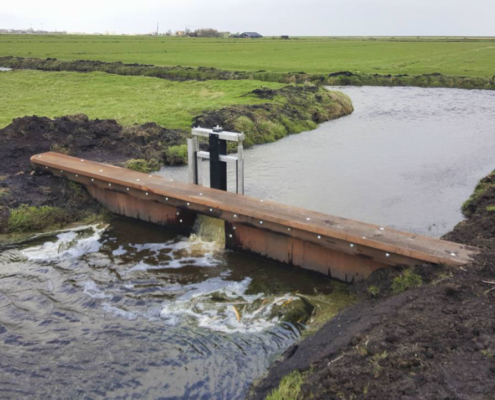 Voorbeeld van overstortstuw, zoals op meerdere plaatsen wordt geplaatst